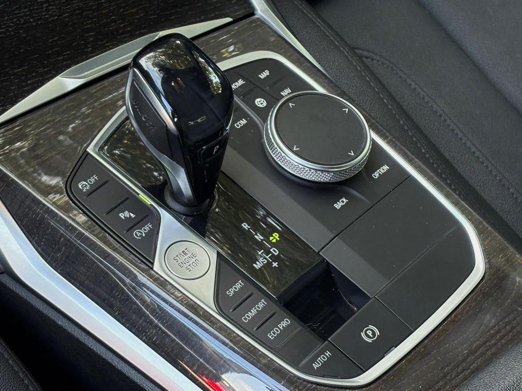 BMW 3 Series view 14