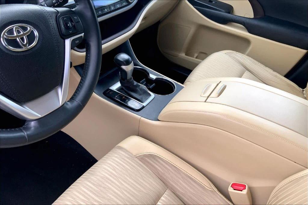 used 2015 Toyota Highlander car, priced at $15,592