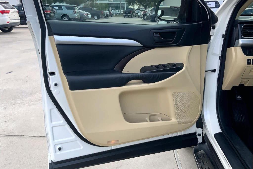 used 2015 Toyota Highlander car, priced at $15,592