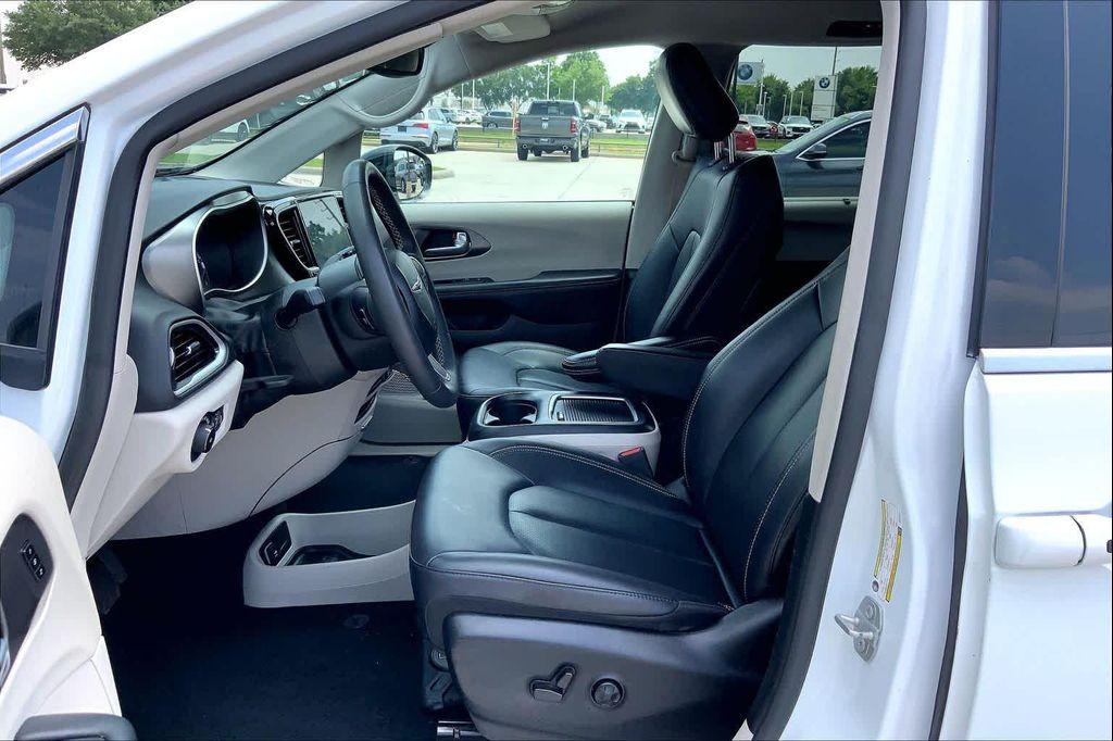 used 2024 Chrysler Pacifica car, priced at $23,224
