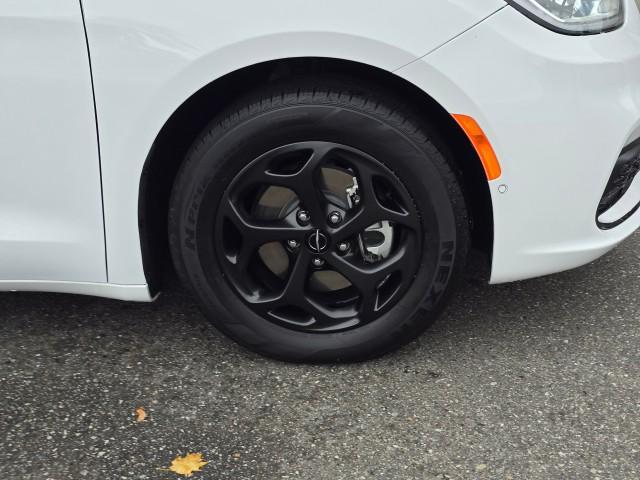 used 2024 Chrysler Pacifica Hybrid car, priced at $39,988