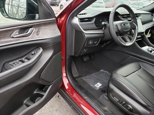 new 2025 Jeep Grand Cherokee car, priced at $40,120