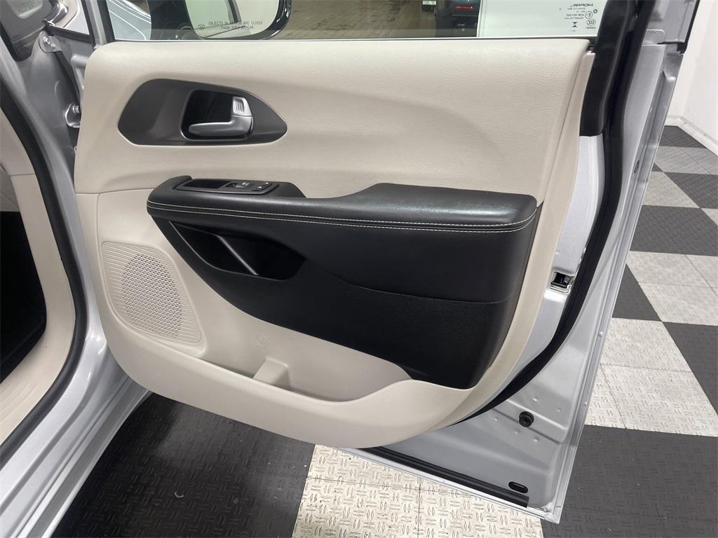 used 2024 Chrysler Pacifica car, priced at $30,278