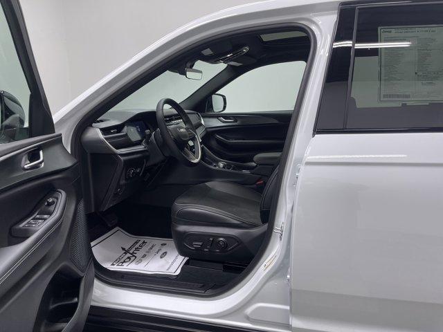 new 2025 Jeep Grand Cherokee car, priced at $40,599