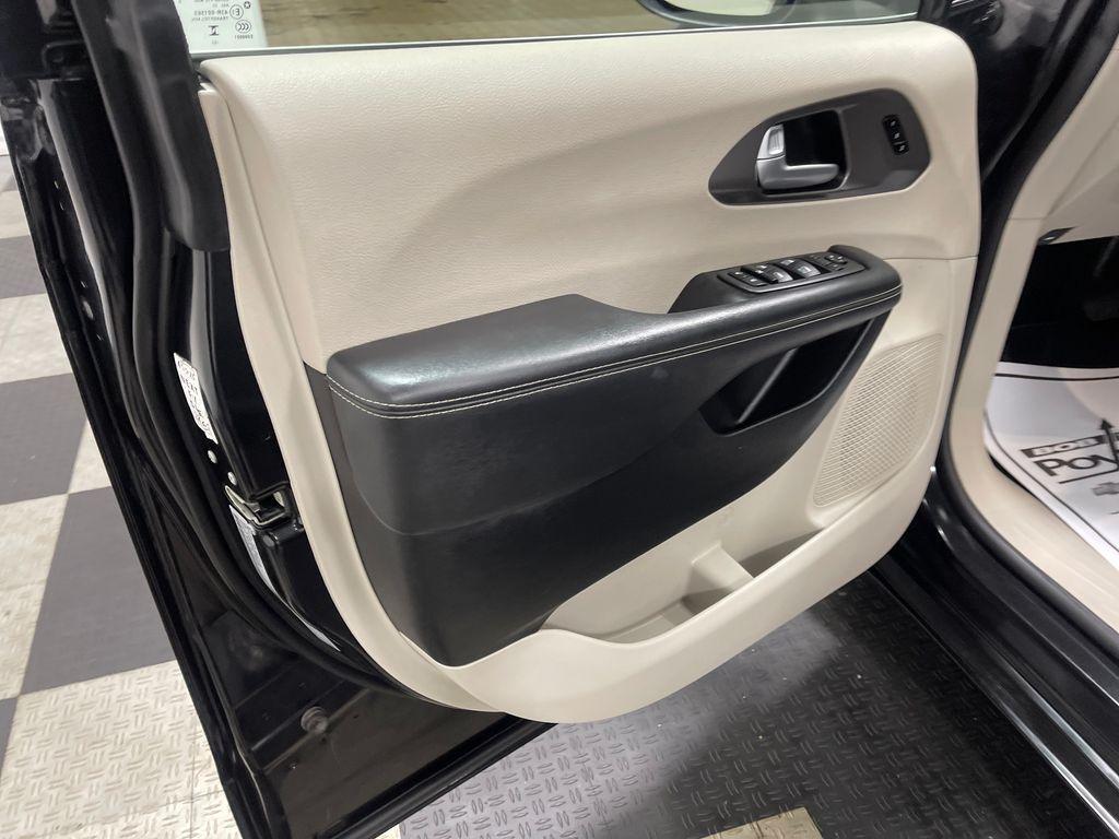 used 2023 Chrysler Pacifica car, priced at $24,334