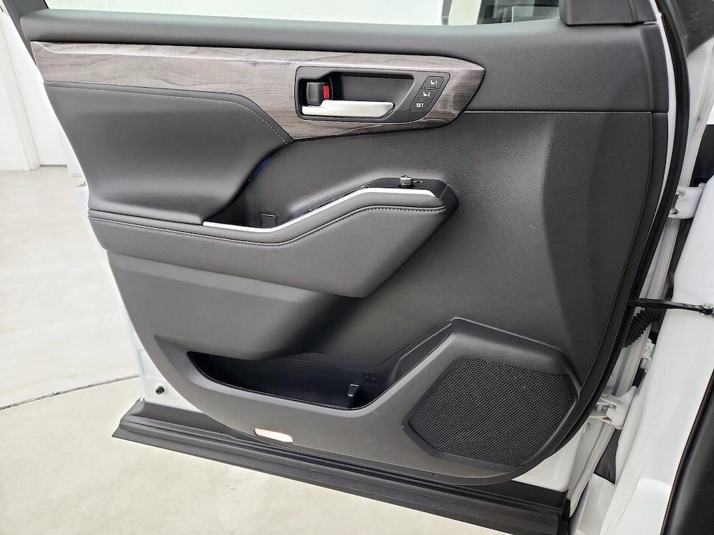 used 2023 Toyota Highlander car, priced at $42,998