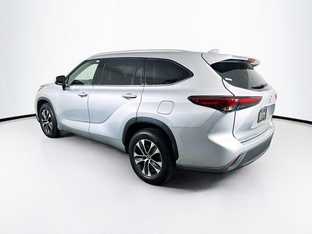 used 2020 Toyota Highlander car, priced at $26,422