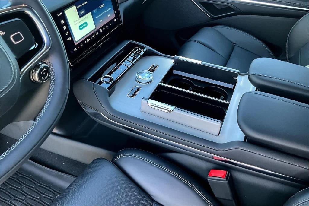 new 2025 Lincoln Navigator car, priced at $98,525