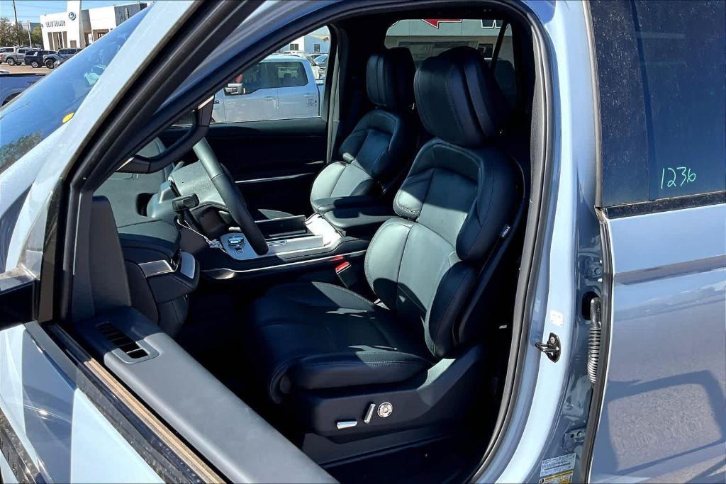 new 2025 Lincoln Navigator car, priced at $98,525