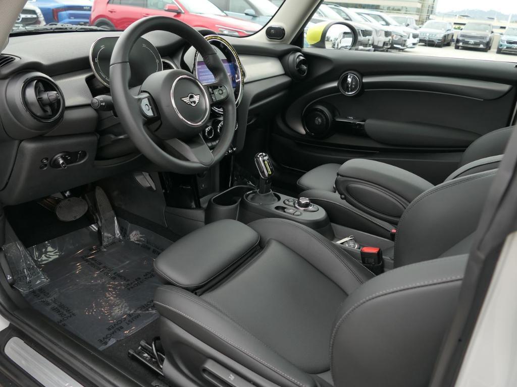 used 2023 MINI SE Hardtop car, priced at $20,000