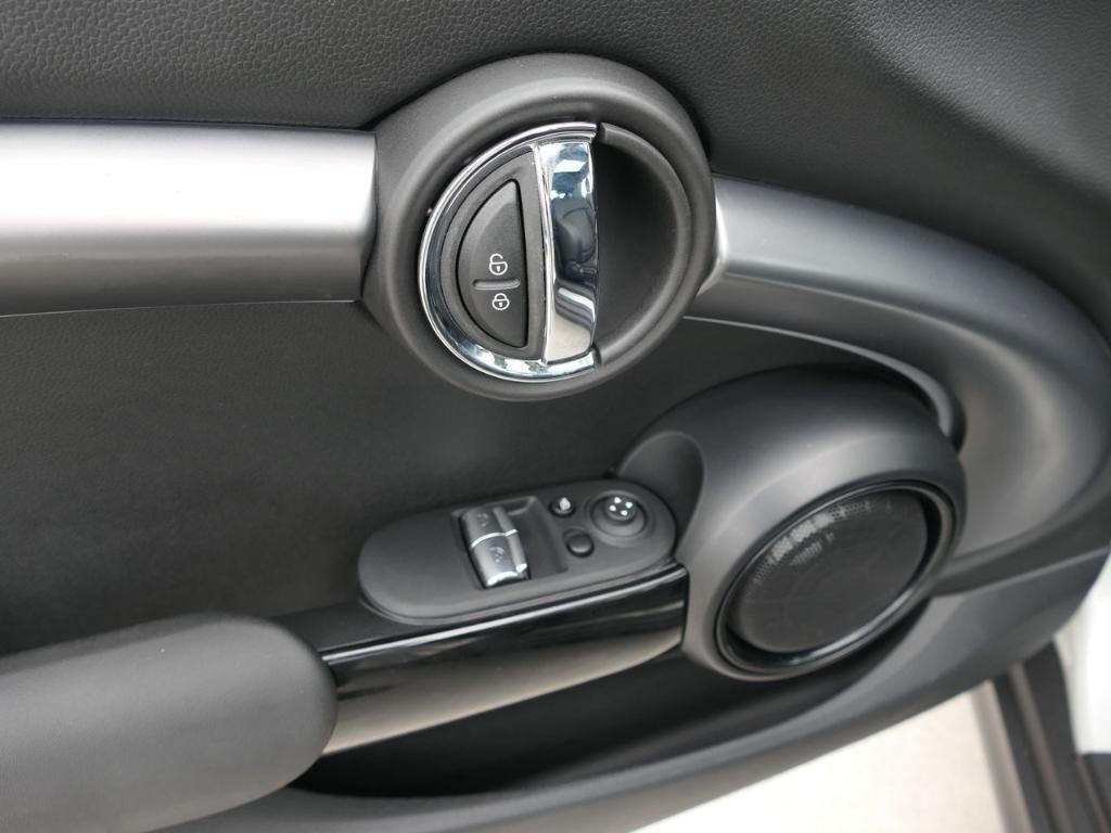 used 2023 MINI SE Hardtop car, priced at $20,000