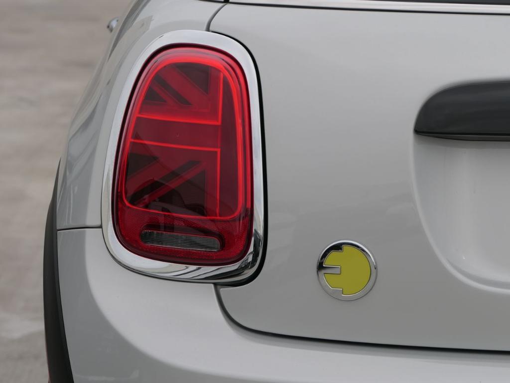 used 2023 MINI SE Hardtop car, priced at $20,000