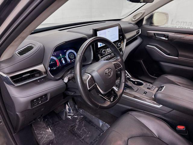 used 2023 Toyota Highlander car, priced at $33,650