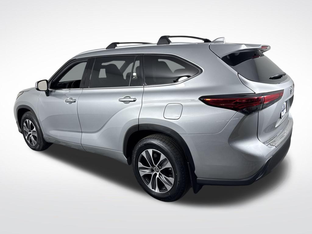 used 2022 Toyota Highlander car, priced at $37,880