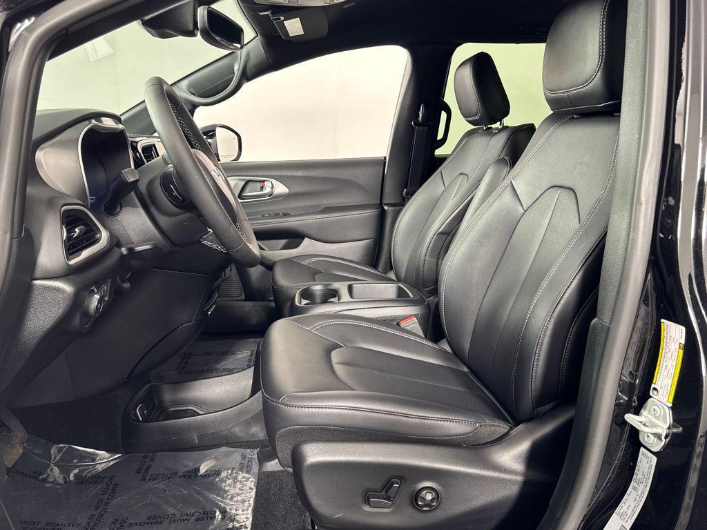 used 2025 Chrysler Pacifica car, priced at $32,976