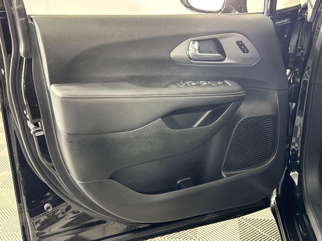 used 2025 Chrysler Pacifica car, priced at $32,976