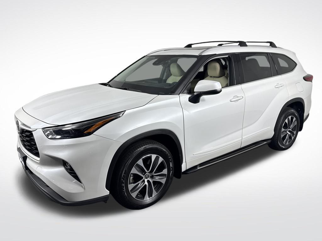 used 2022 Toyota Highlander car, priced at $34,350