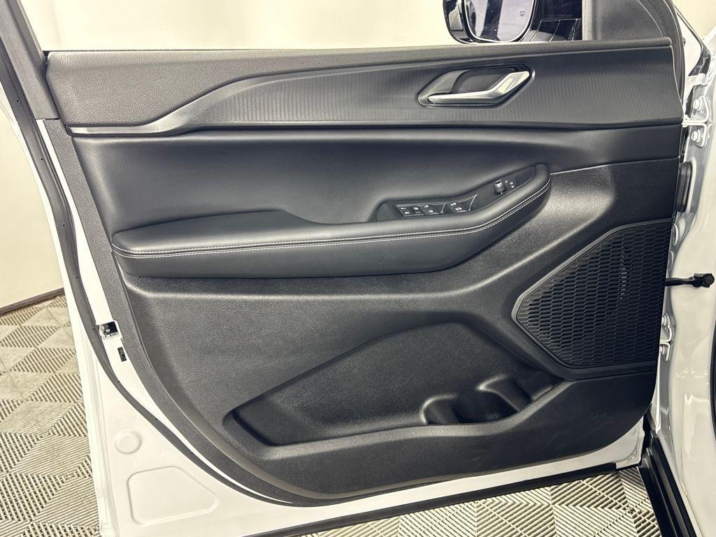 used 2024 Jeep Grand Cherokee car, priced at $34,299