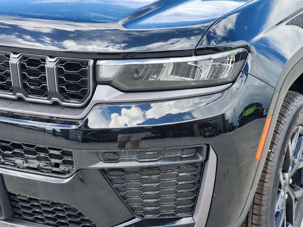 new 2026 Jeep Grand Cherokee car, priced at $43,974