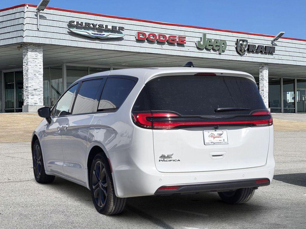 new 2026 Chrysler Pacifica car, priced at $38,995