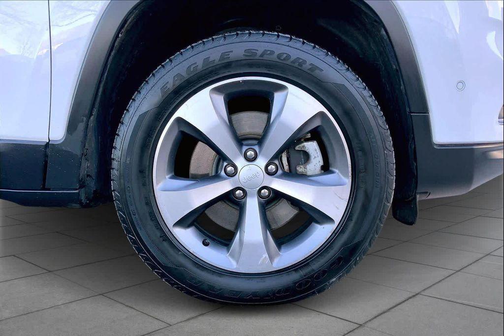 used 2021 Jeep Cherokee car, priced at $18,897