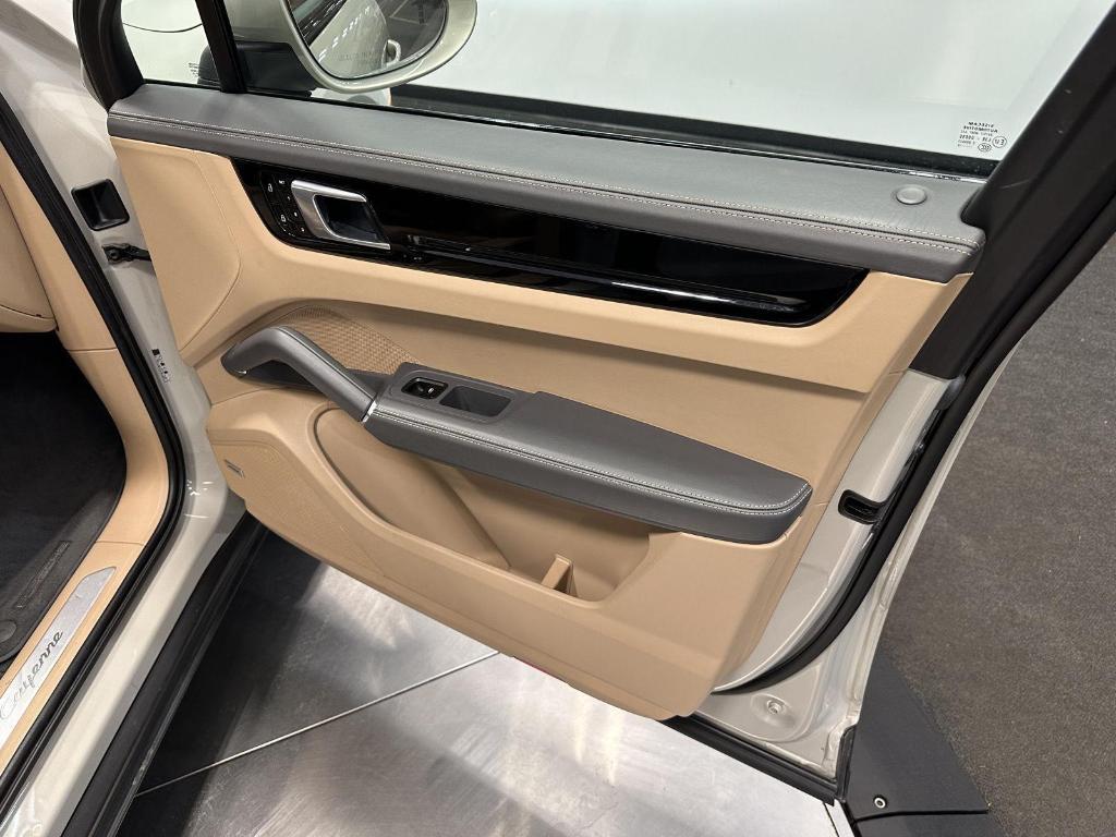 Porsche Cayenne view 40