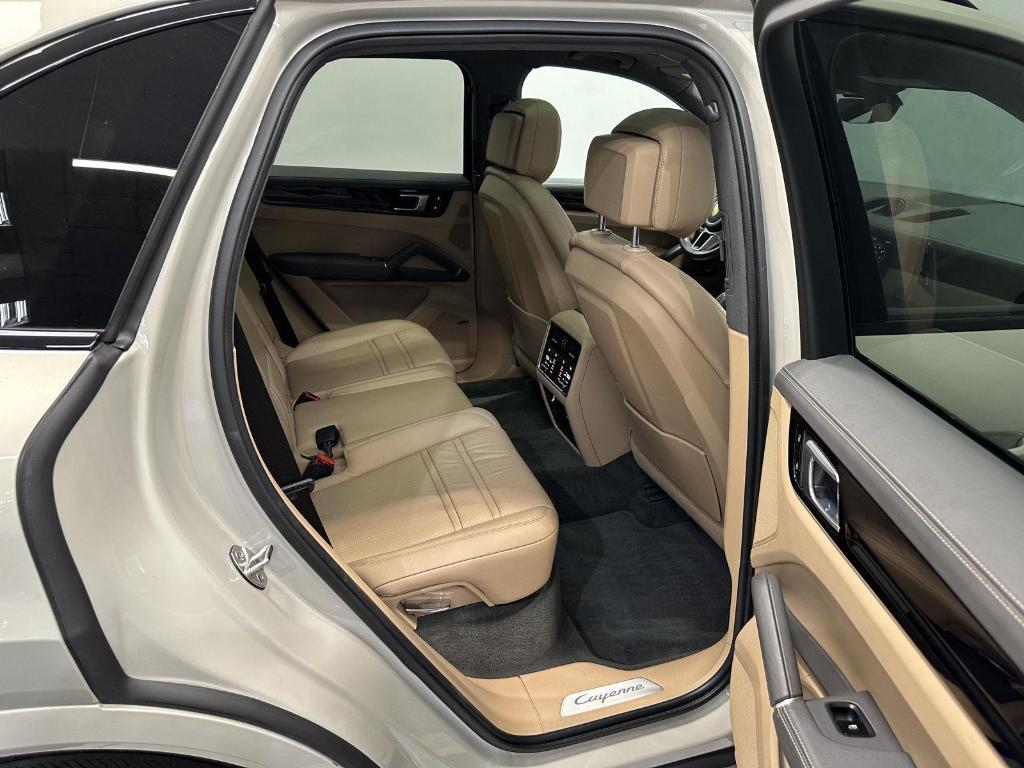 Porsche Cayenne view 38