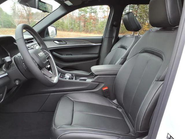 new 2025 Jeep Grand Cherokee car, priced at $47,815