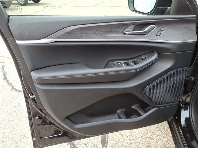 new 2025 Jeep Grand Cherokee car, priced at $48,410