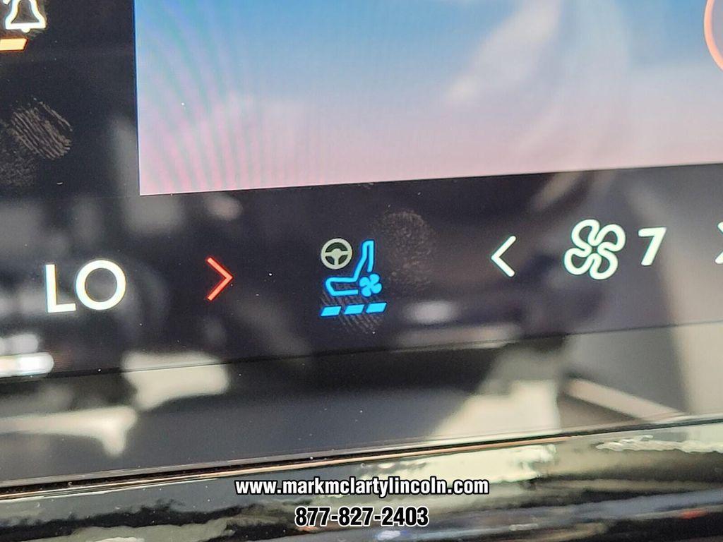 new 2025 Lincoln Navigator car, priced at $98,044