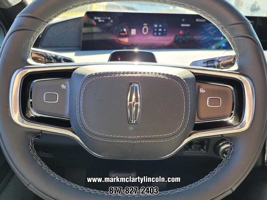 new 2025 Lincoln Navigator car, priced at $98,044