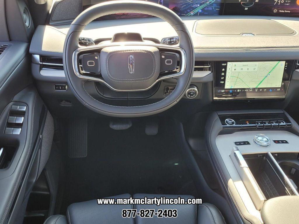 new 2025 Lincoln Navigator car, priced at $98,044