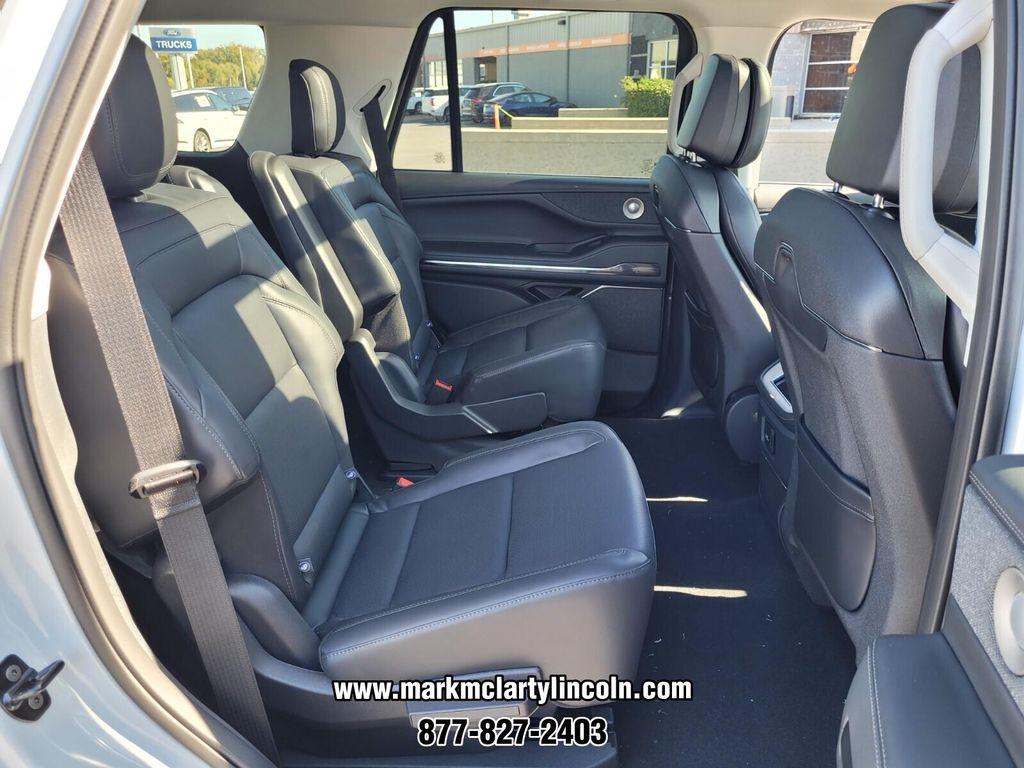 new 2025 Lincoln Navigator car, priced at $92,073