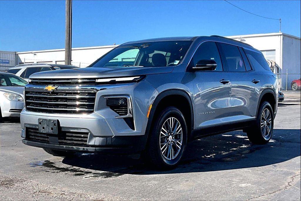 used 2024 Chevrolet Traverse car, priced at $33,924