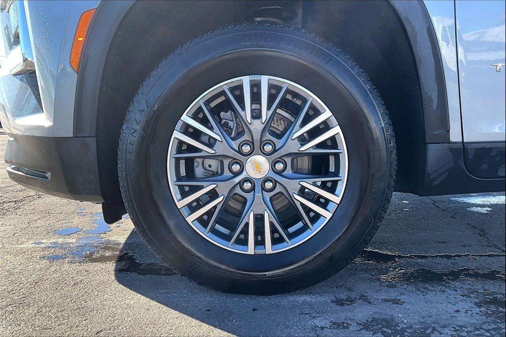 used 2024 Chevrolet Traverse car, priced at $33,924