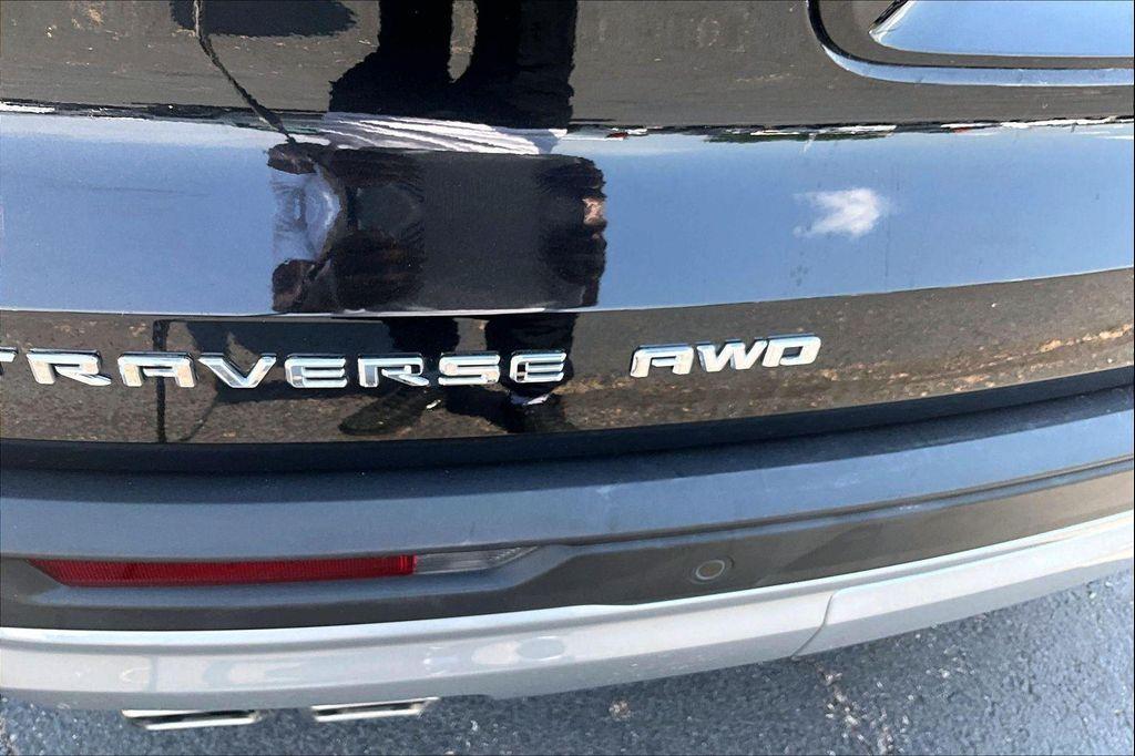 used 2024 Chevrolet Traverse car, priced at $31,196