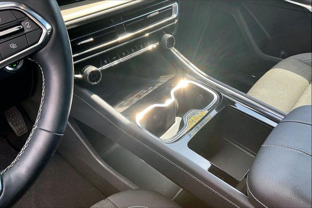 used 2025 Chevrolet Traverse car, priced at $34,214