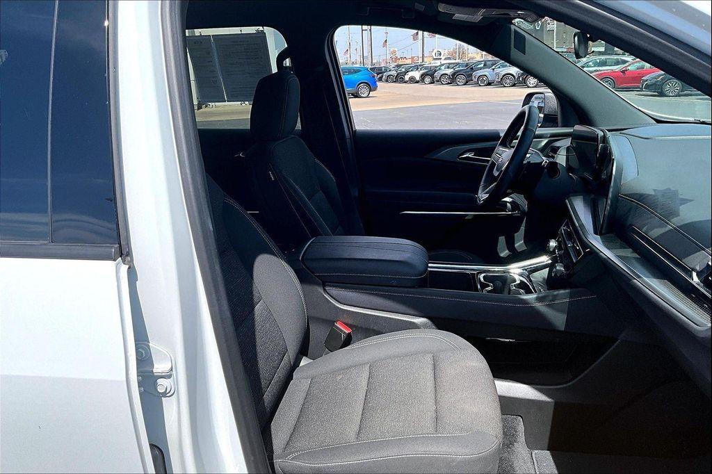 used 2025 Chevrolet Traverse car, priced at $34,214