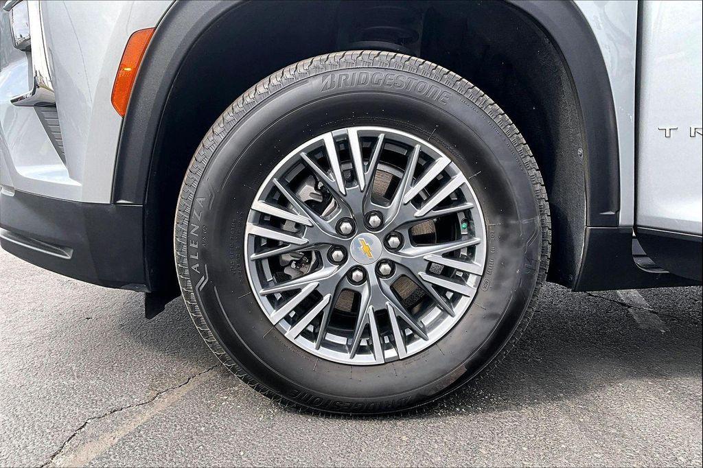 used 2025 Chevrolet Traverse car, priced at $33,783