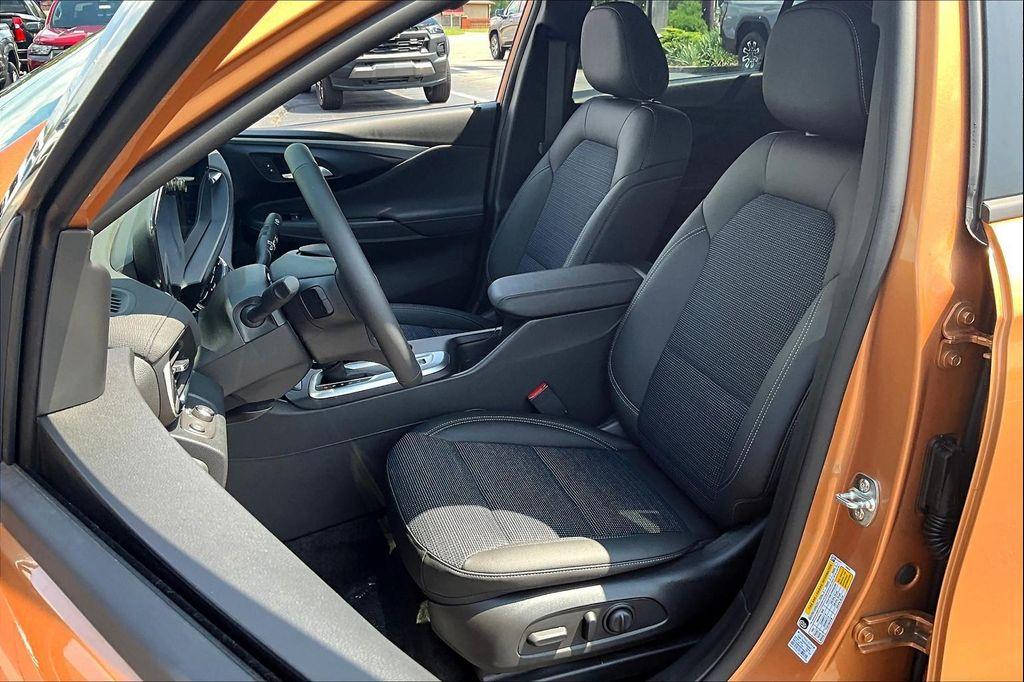 new 2025 Buick Envista car, priced at $24,750