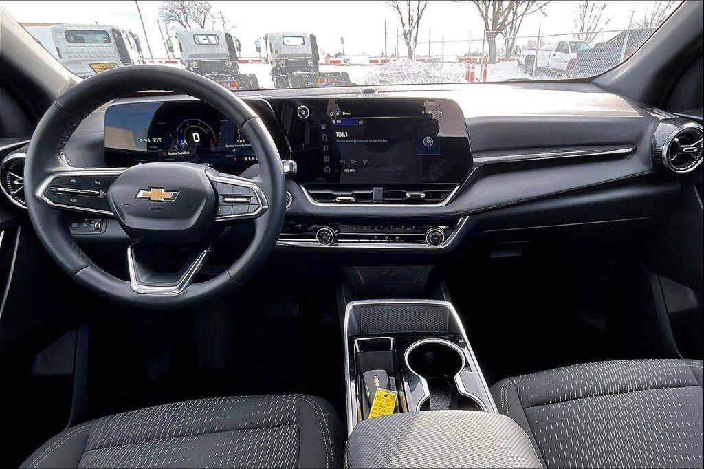 used 2025 Chevrolet Equinox car, priced at $25,569