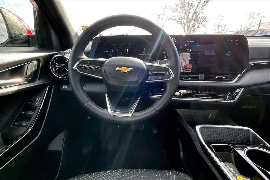 used 2025 Chevrolet Equinox car, priced at $25,569