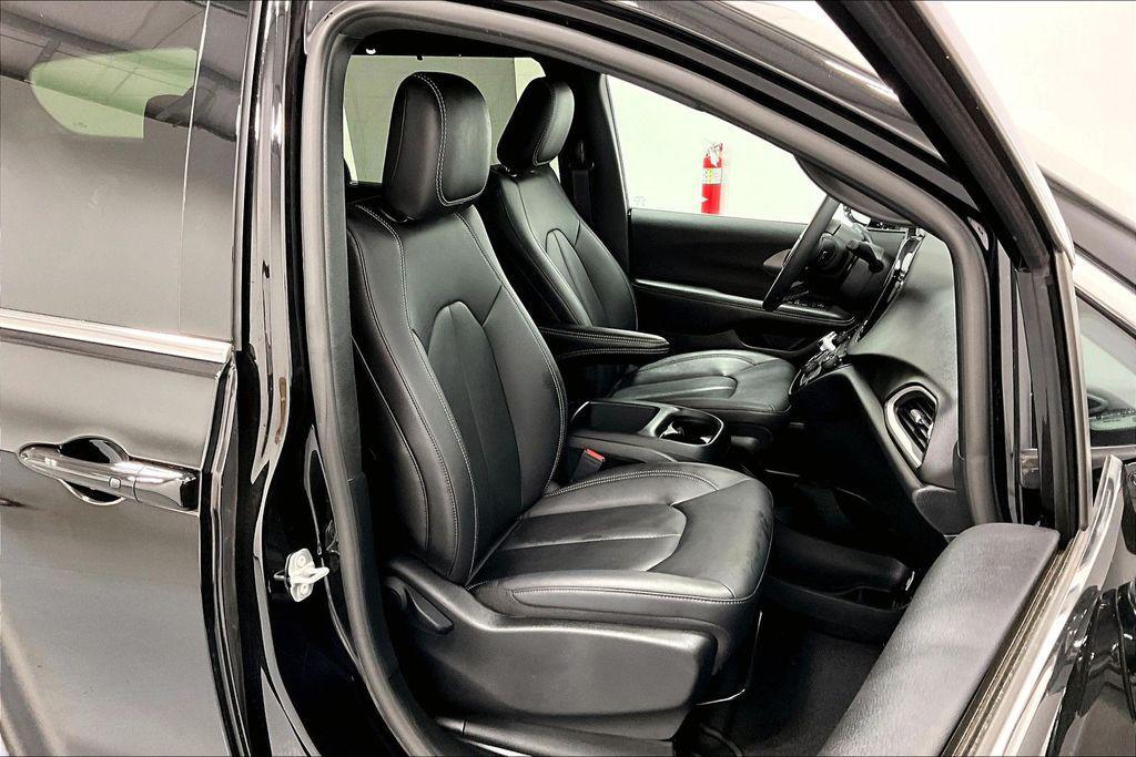 used 2026 Chrysler Pacifica car, priced at $32,900