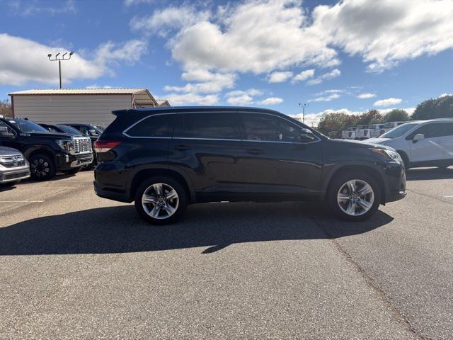 2019 Midnight Black Metallic Toyota Highlander