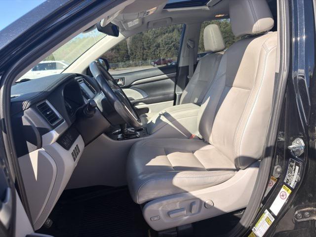2019 Midnight Black Metallic Toyota Highlander