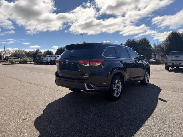 2019 Midnight Black Metallic Toyota Highlander