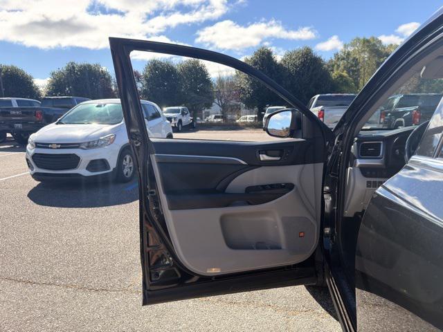 2019 Midnight Black Metallic Toyota Highlander