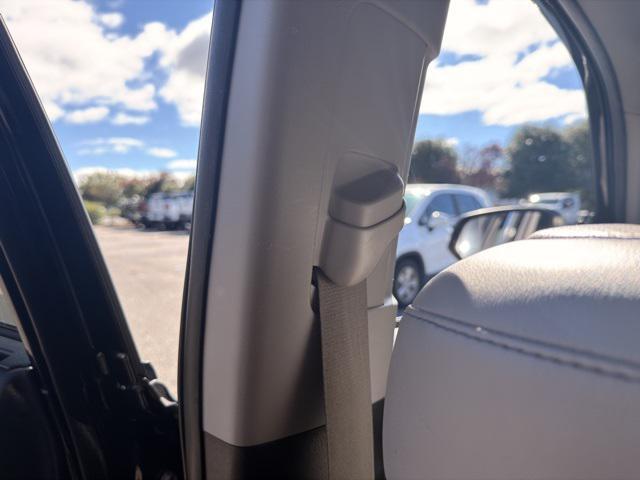 2019 Midnight Black Metallic Toyota Highlander