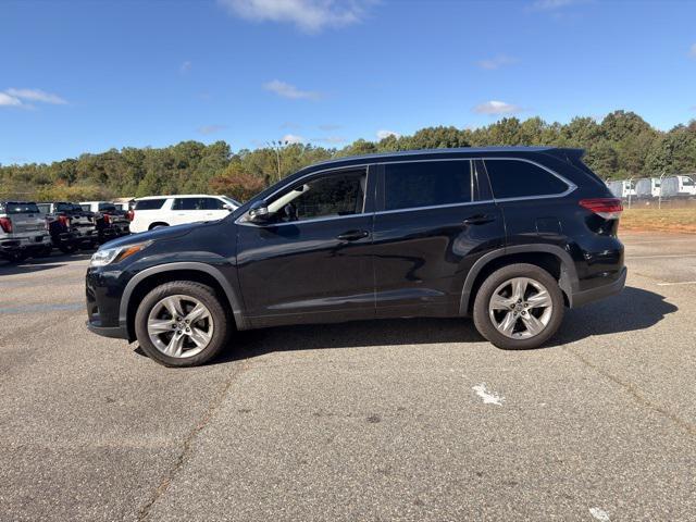 2019 Midnight Black Metallic Toyota Highlander