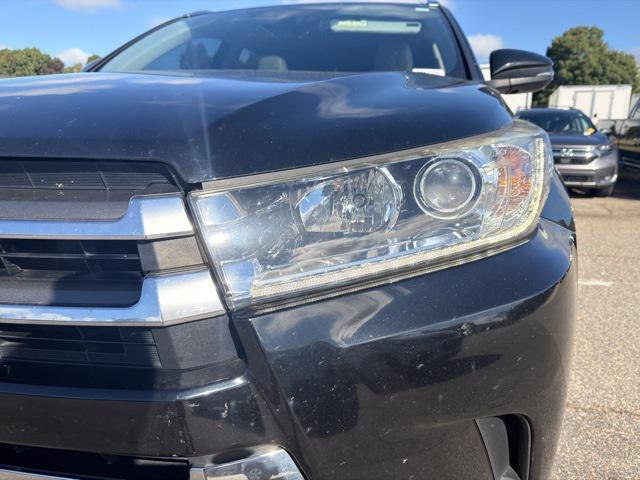 2019 Midnight Black Metallic Toyota Highlander